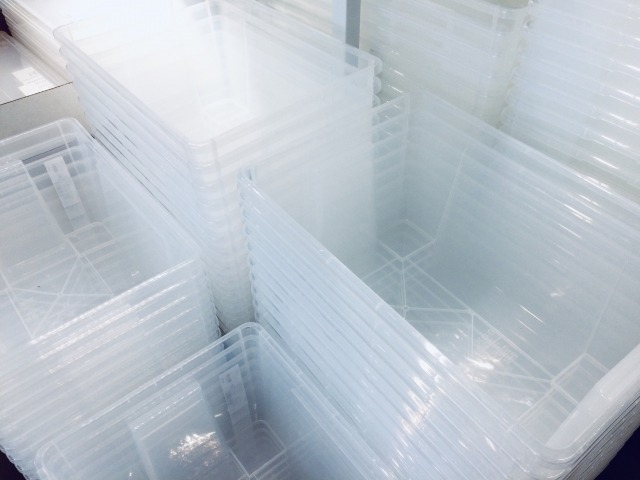 大量に積み重ねられた衣装ケース