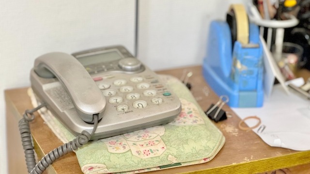 埃を被った古い固定電話