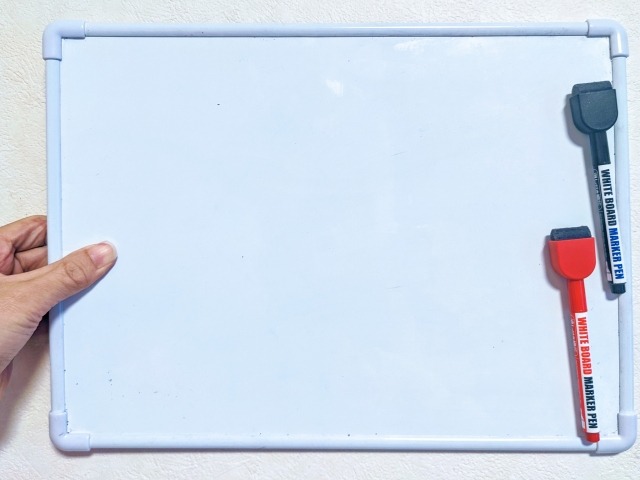 ハンディタイプのホワイトボードとマーカー