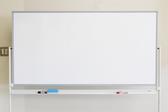 壁面に置かれた大型のホワイトボード