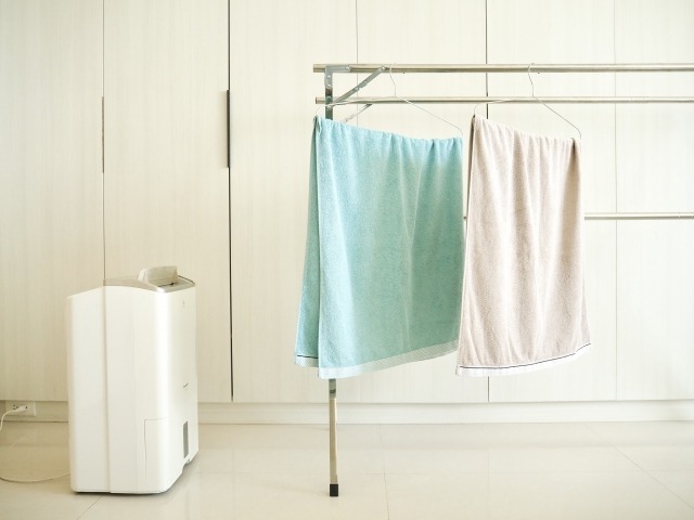 室内起き型の物干しスタンド