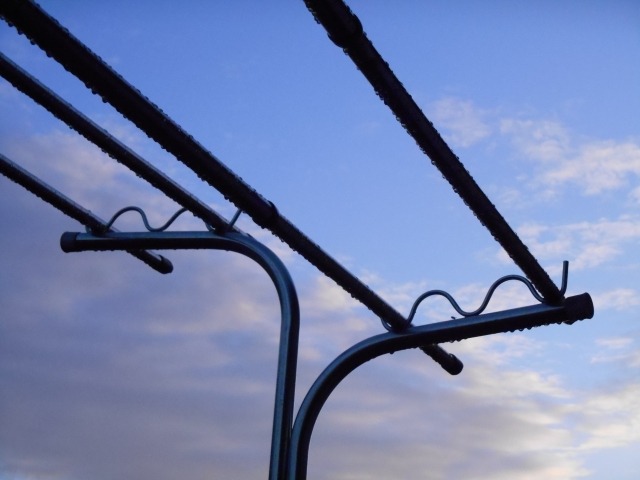 屋外に設置された物干し竿