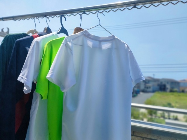 Tシャツが干された物干し竿