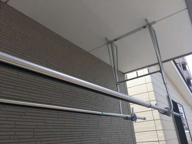 ベランダ天井から吊り下げた物干し竿