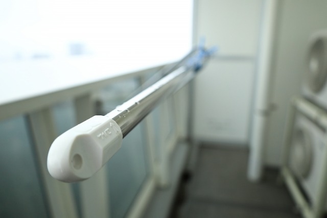 雨の日のベランダの物干し竿