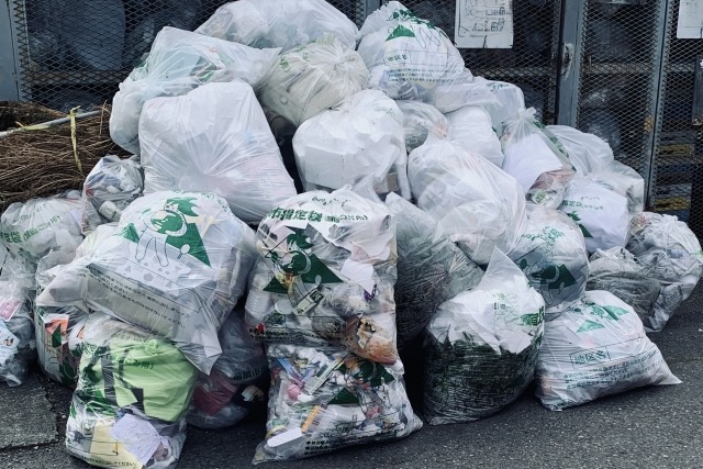 ごみを入れた指定ごみ袋が積まれた様子