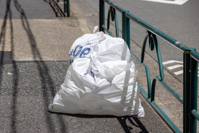 集積場所に置かれた指定ごみ袋