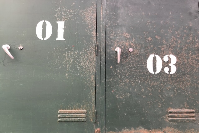 数字が書かれたビンテージロッカー