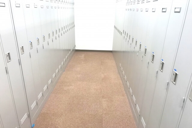 向かい合わせに並ぶ大型ロッカー