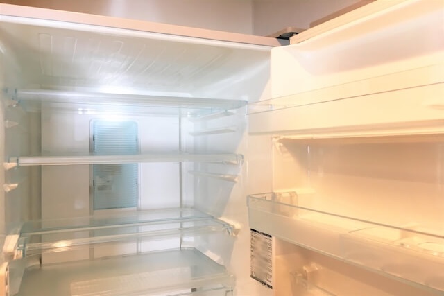 空にした冷蔵庫