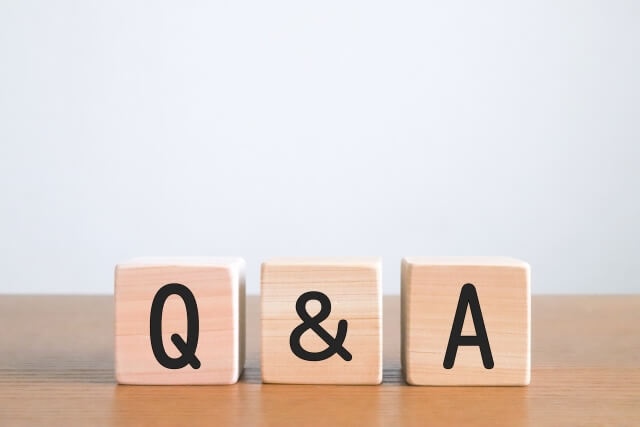 Q&Aが書かれた木製文字ブロック