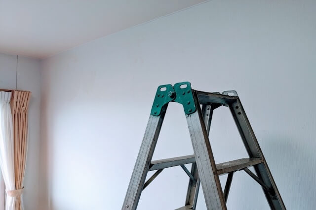 室内に置かれた大型脚立