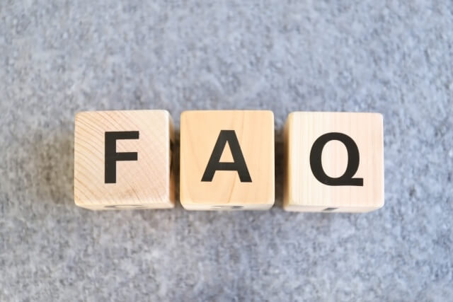 カーペットに置かれたFAQの木製ブロック