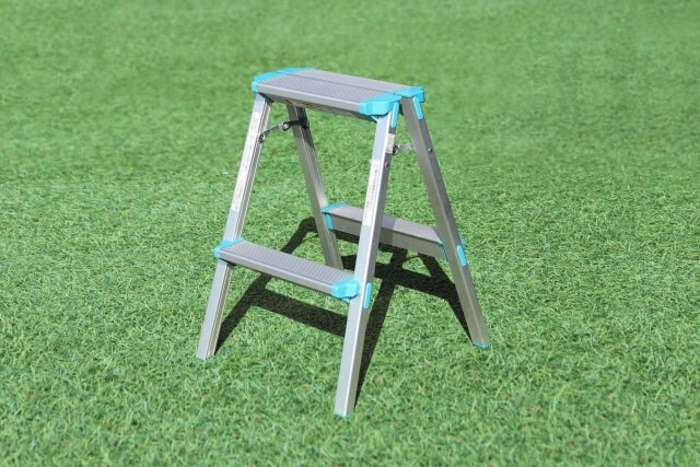 芝生に置かれたアルミ製の小型脚立