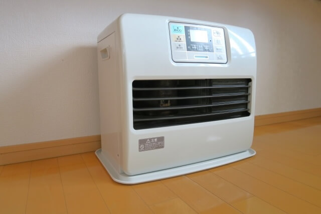 洋室に置かれた白い石油ストーブ