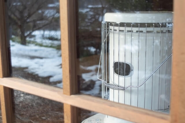 窓際に置かれた白いストーブ