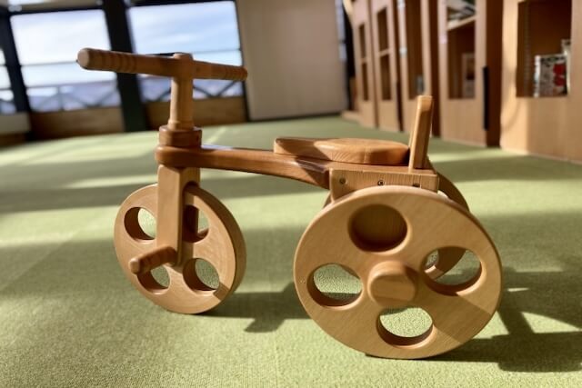 室内用の木製三輪車
