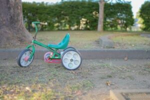 三輪車の捨て方6選！子どもの不用品の処分方法と費用相場を解説
