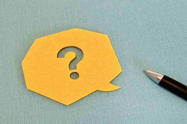 黄色いクエスチョンマークの吹き出し