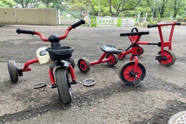 3台の赤い三輪車