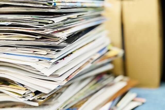 大量に積み重ねられたチラシや新聞紙