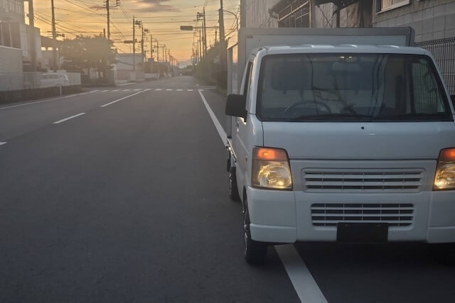 公道に駐車された軽トラック