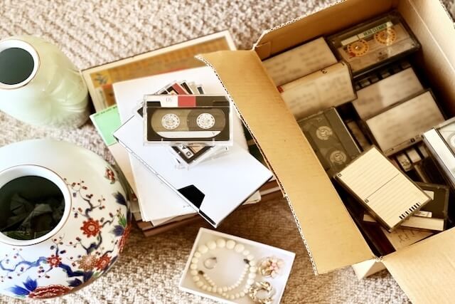 家庭で集められた不用品や骨董品