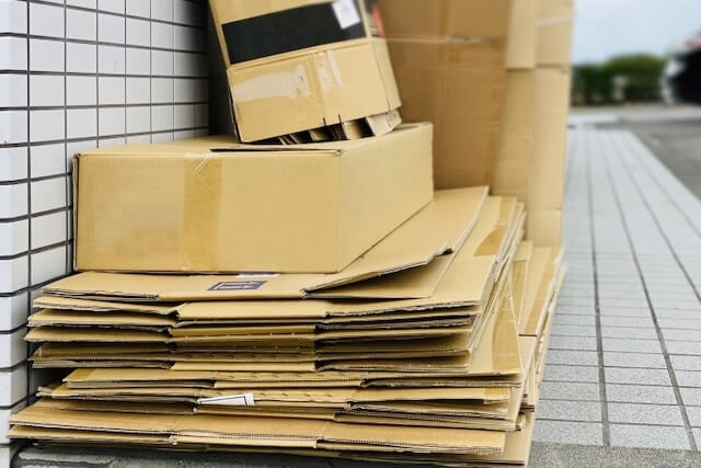 屋外に搬出された大量のダンボール