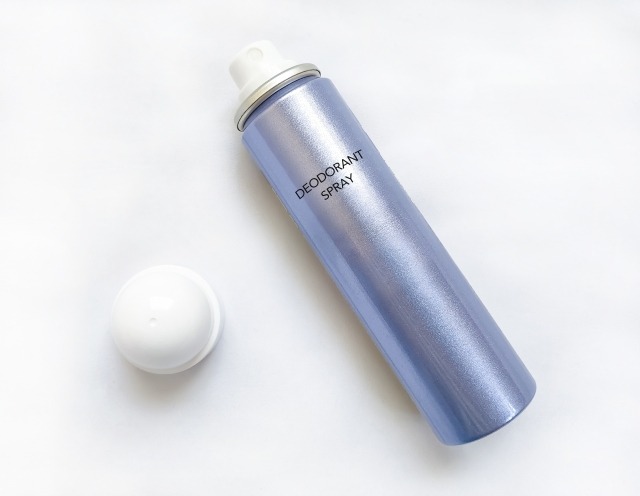 青いデオドランドスプレー