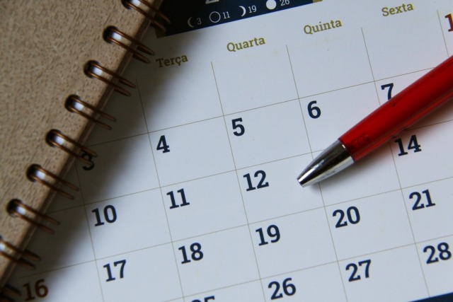 卓上カレンダーとボールペン