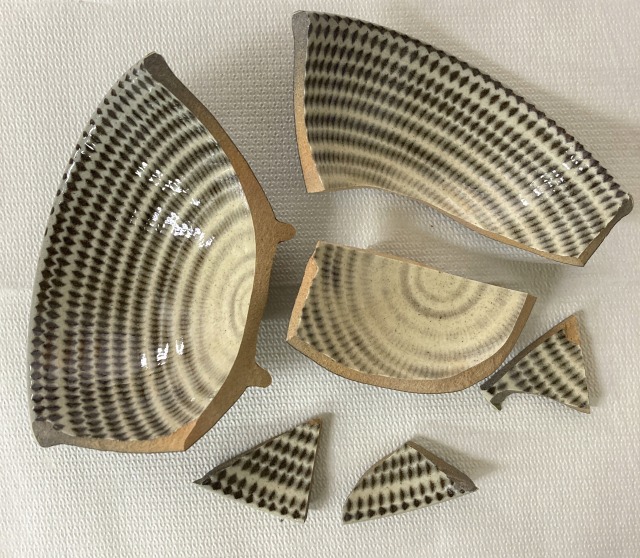 割れたレトロな食器の破片