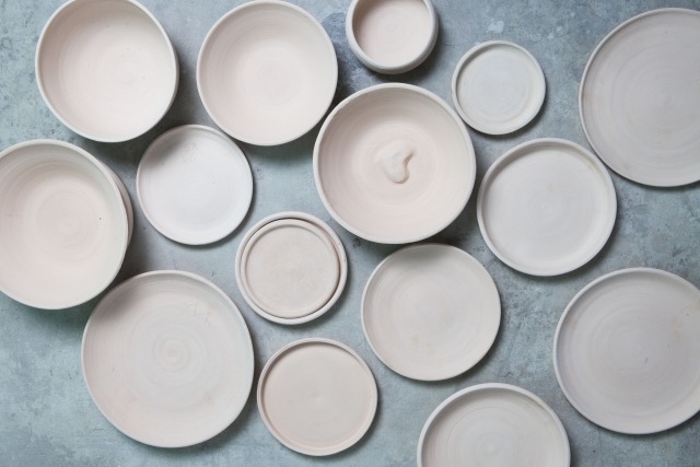テーブルに並んだ白い食器
