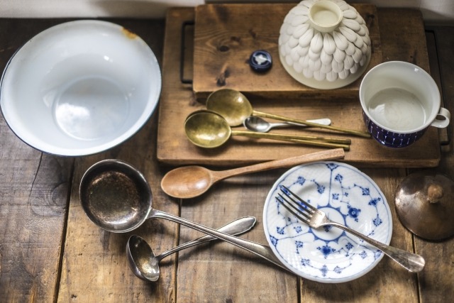 雑多に並んだレトロな食器やカトラリー