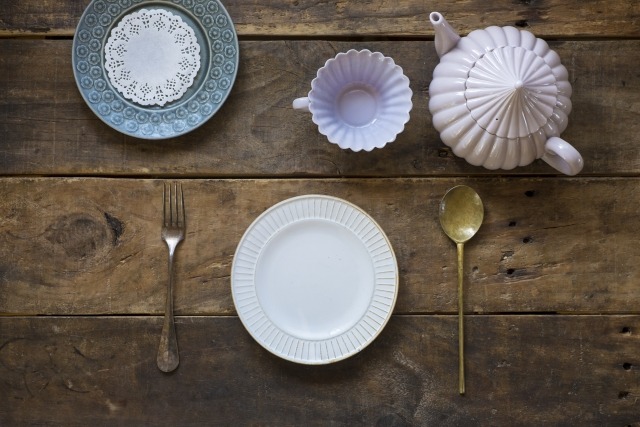 テーブルに並ぶアンティーク食器