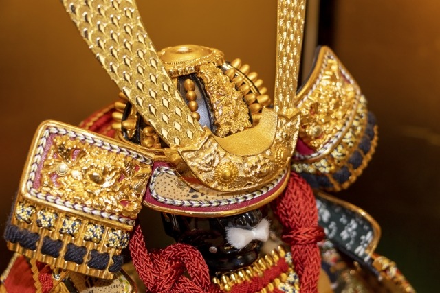 金色の装飾が施された五月人形の兜