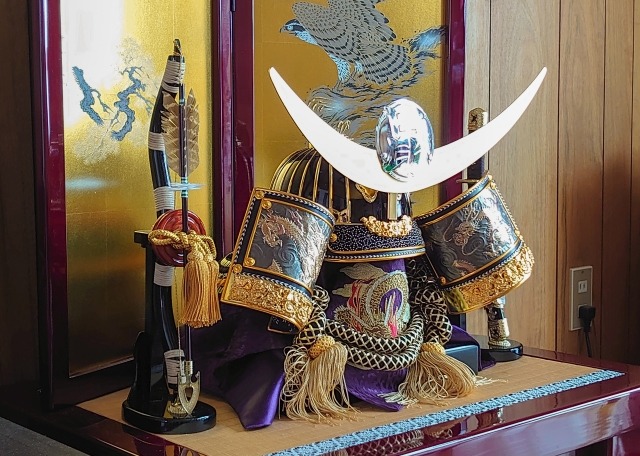 床の間に設置された大型の五月人形