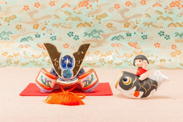 ミニチュアの兜と端午の節句の飾り