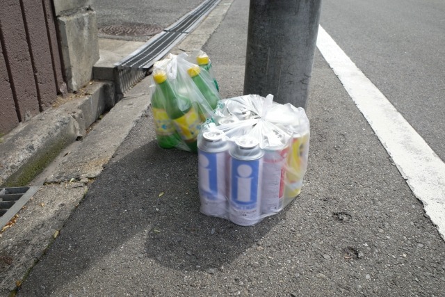 ビニール袋に入れて搬出されたスプレー缶