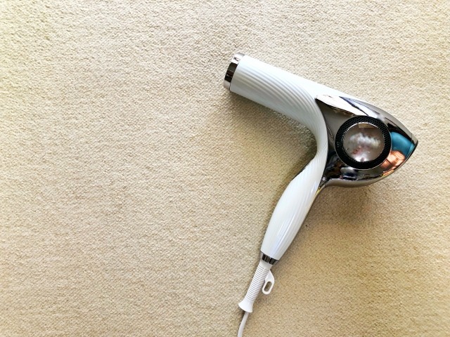 白とシルバーのドライヤー