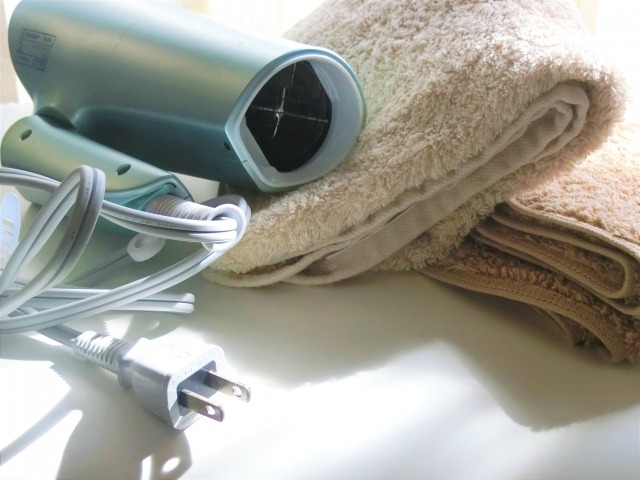タオルの上に置かれたドライヤー