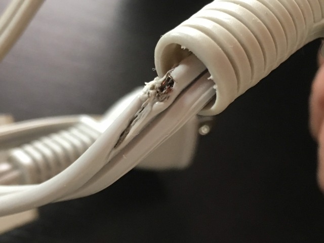 配線が剥き出しになったドライヤーのコード