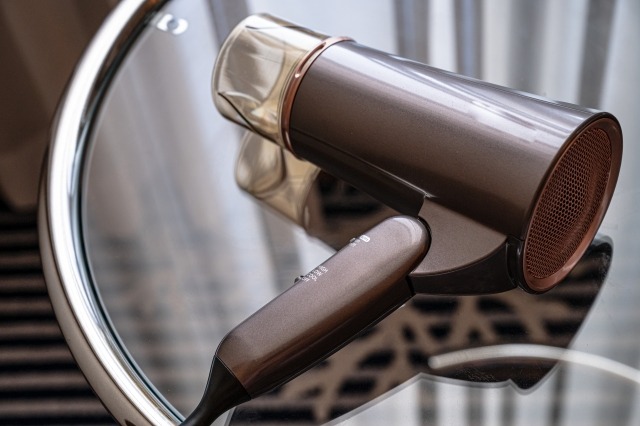 ガラステーブルに置かれたドライヤー