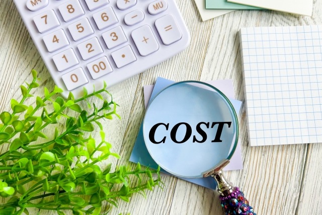 テーブルに置かれた電卓と虫眼鏡