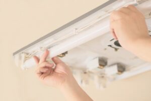 蛍光灯の正しい捨て方！自治体別ルールと費用相場・安全な取り扱い方法を解説