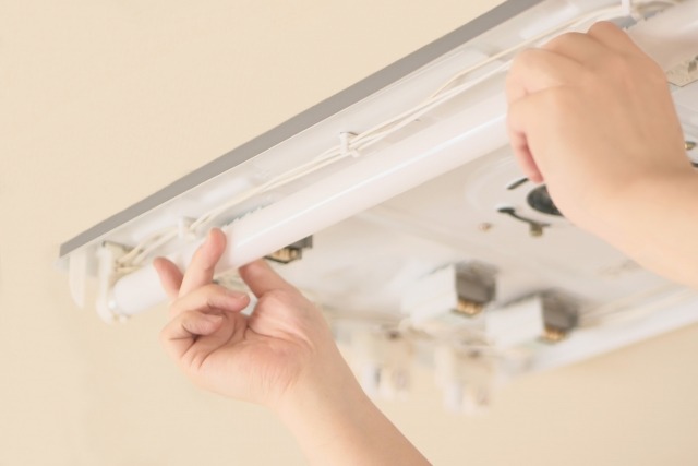 蛍光灯を変える手元