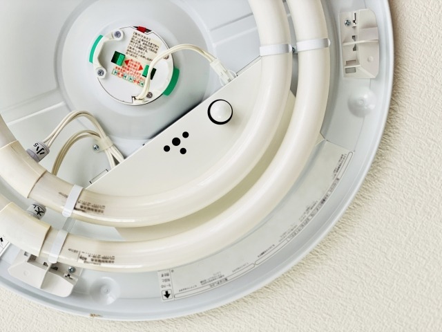 天井に取り付けた円形の蛍光灯