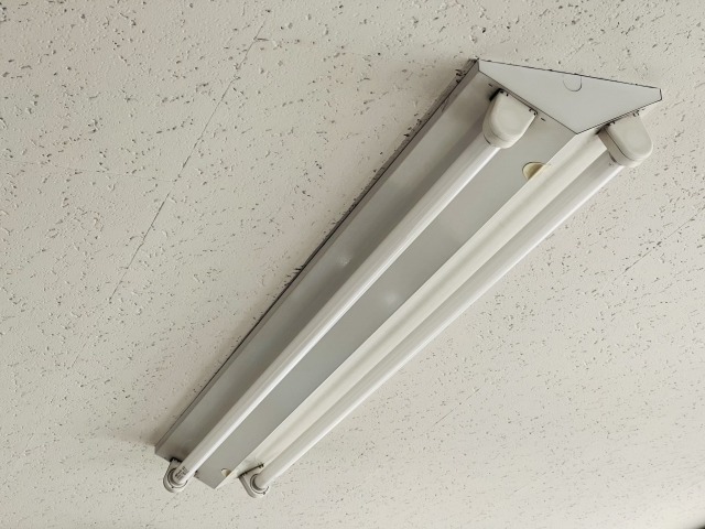 天井に設置した2列の蛍光灯