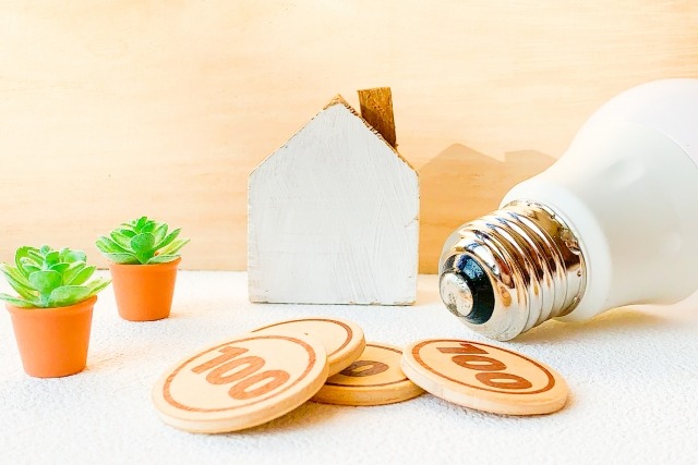 電球と家型ブロックとコイン