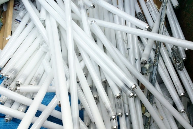 大量の廃棄蛍光灯