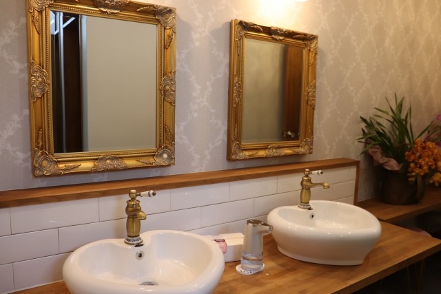 洗面台に設置された大型鏡